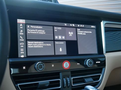 Used 2025 Porsche Macan image 20