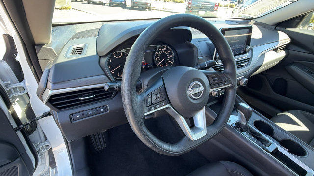 Used 2025 Nissan Altima 2.5 SV FWD image 30