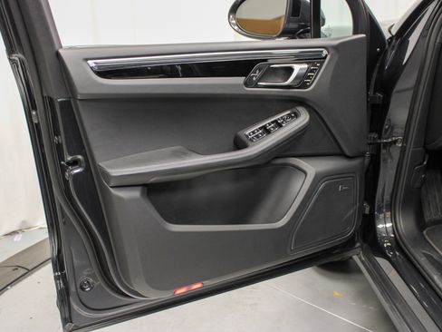 Certified 2025 Porsche Macan image 16