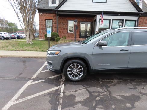 Used 2020 Jeep Cherokee Latitude Plus image 2