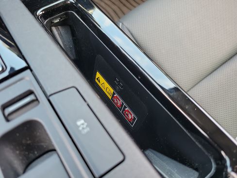 Used 2024 Toyota Prius XLE FWD image 12