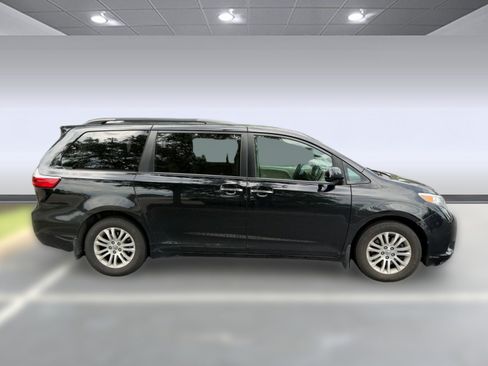 Used 2016 Toyota Sienna XLE w/ XLE Navigation Package FWD image 6