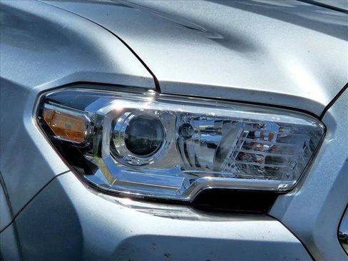 Used 2022 Toyota Tacoma SR5 RWD image 4