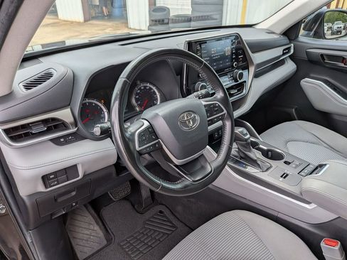 Used 2022 Toyota Highlander LE FWD image 30