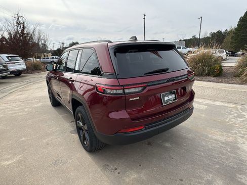 Used 2024 Jeep Grand Cherokee Altitude image 10