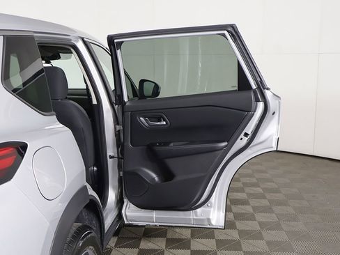 Used 2025 Nissan Rogue SV FWD image 19