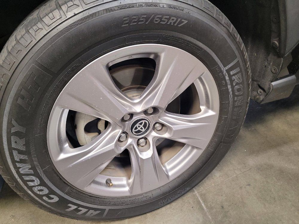 Used 2022 Toyota RAV4 XLE FWD image 31