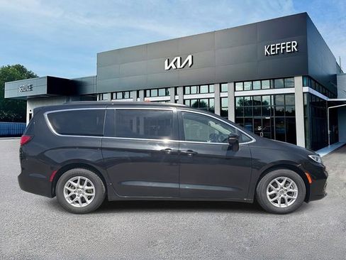 Used 2022 Chrysler Pacifica Touring-L FWD image 9