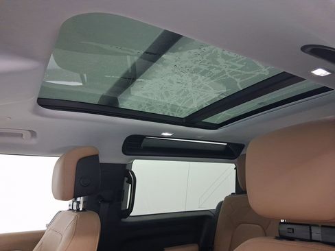 Used 2025 Land Rover Defender 90 S image 13