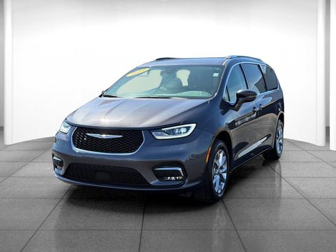 Used 2021 Chrysler Pacifica Touring-L AWD/4WD image 3
