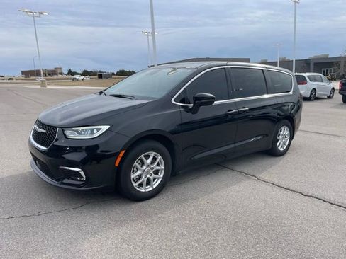 Used 2024 Chrysler Pacifica Touring-L image 1