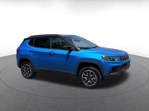 Used 2025 Jeep Compass Trailhawk AWD/4WD image 2