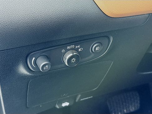 Used 2020 Buick Encore GX Essence image 10