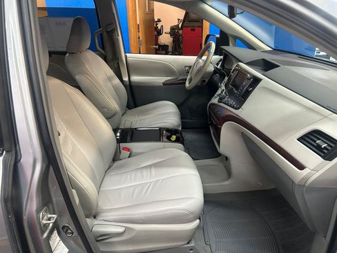 Used 2011 Toyota Sienna XLE w/ Premium Pkg AWD/4WD image 11
