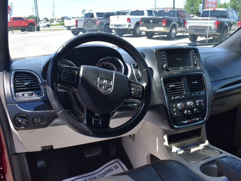 Used 2019 Dodge Grand Caravan SXT FWD image 7