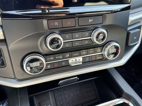 Used 2024 Ford Expedition XLT image 31