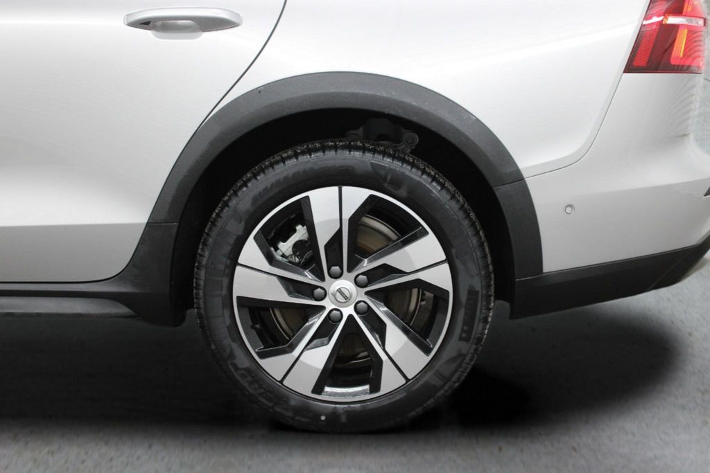 Used 2025 Volvo V60 B5 Cross Country Plus AWD/4WD image 8