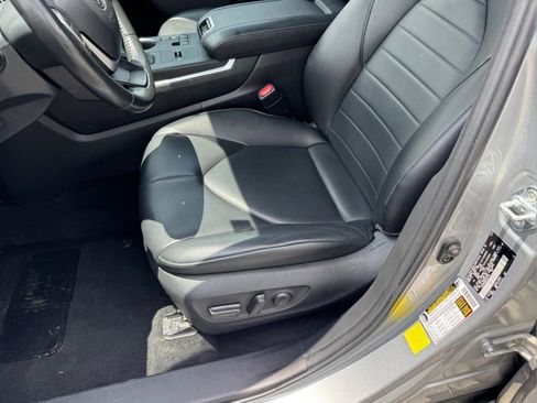 Used 2024 Toyota Highlander XLE FWD image 7