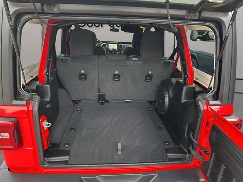 Used 2020 Jeep Wrangler Unlimited Sahara image 34