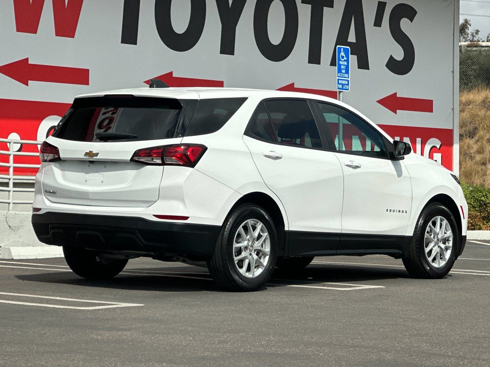 Used 2022 Chevrolet Equinox LS w/ LS Convenience Package FWD image 5