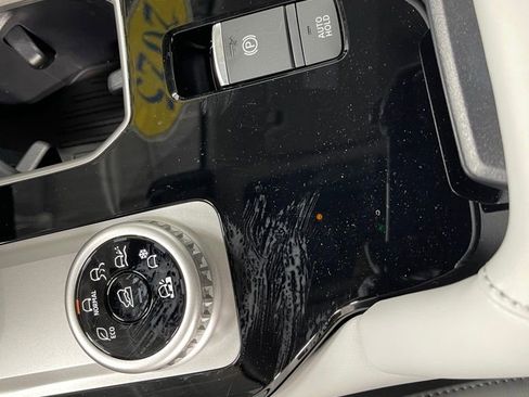 New 2025 Mitsubishi Outlander SE image 13