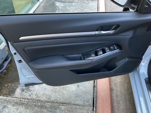 New 2025 Nissan Altima 2.5 SR image 11