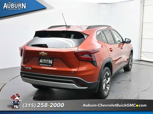 Used 2024 Chevrolet Trax LT w/ Driver Confidence Package FWD image 4