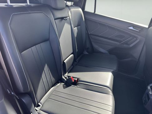 Used 2022 Volkswagen Tiguan SE R-Line image 10