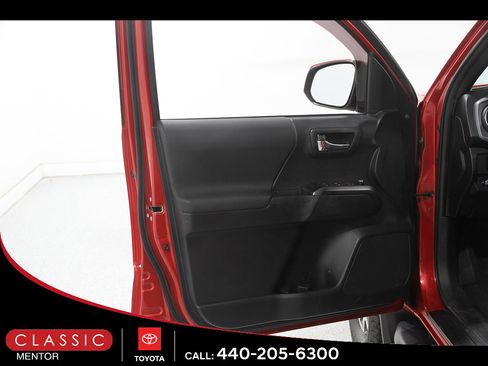 Certified 2018 Toyota Tacoma TRD Off-Road w/ TRD Premium Off Road Package AWD/4WD image 4