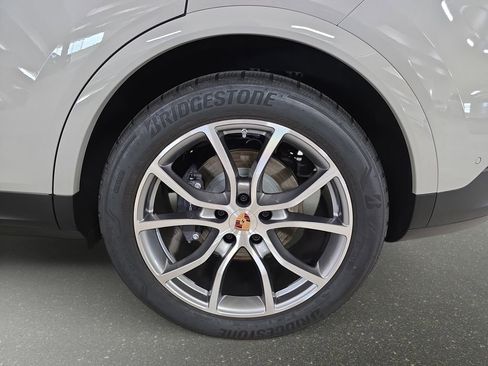 Used 2026 Porsche Cayenne AWD/4WD image 32