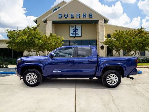 Used 2025 Toyota Tacoma SR5 AWD/4WD image 2