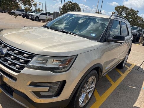 Used 2017 Ford Explorer XLT w/ Equipment Group 202A FWD image 2