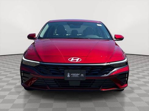Certified 2025 Hyundai Elantra Limited FWD image 2