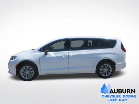 New 2026 Chrysler Pacifica Select image 4