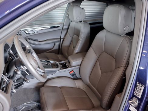 Certified 2024 Porsche Macan image 5