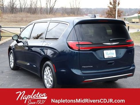 Used 2025 Chrysler Pacifica Select image 5