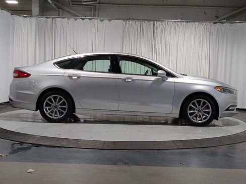 Used 2017 Ford Fusion SE w/ Fusion SE Technology Package image 18