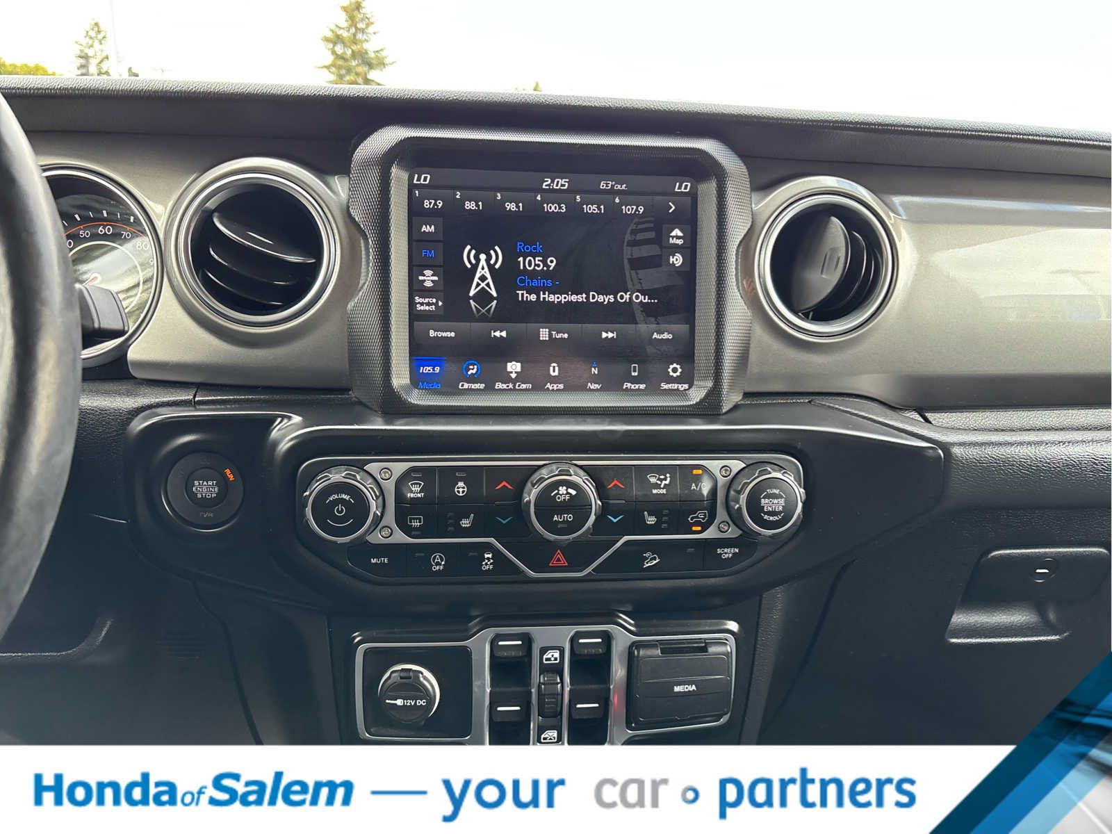 Used 2020 Jeep Wrangler Unlimited Sahara AWD/4WD image 16