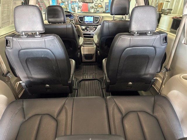 Used 2017 Chrysler Pacifica Touring-L FWD image 14