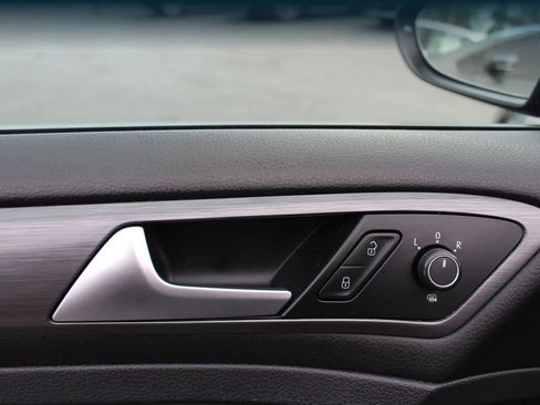 Used 2019 Volkswagen Golf S image 25