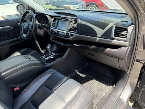 Used 2019 Toyota Highlander SE FWD image 35