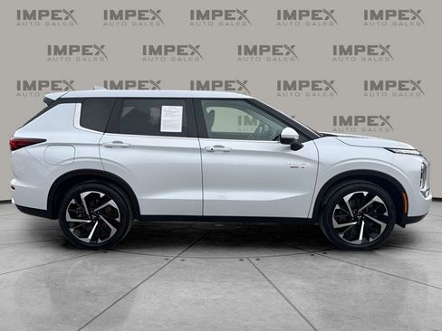 Used 2023 Mitsubishi Outlander SE image 6
