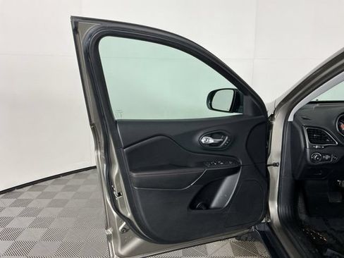 Used 2020 Jeep Cherokee Trailhawk AWD/4WD image 12