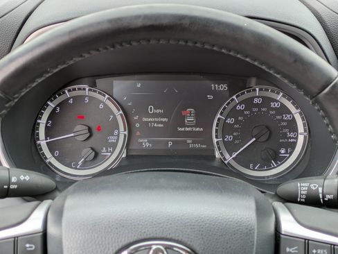 Used 2023 Toyota Highlander XLE AWD/4WD image 10