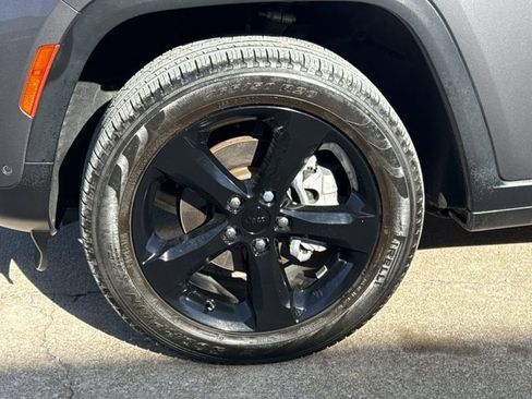 Used 2024 Jeep Grand Cherokee Limited w/ Luxury Tech Group II image 18