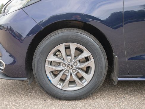 Used 2023 Toyota Sienna XLE FWD image 29