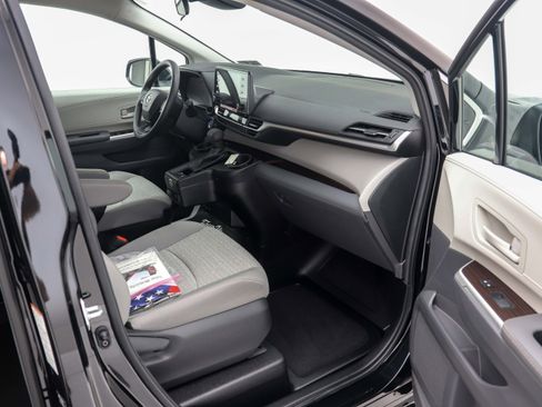 Used 2024 Toyota Sienna LE image 18