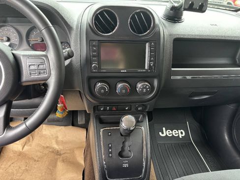 Used 2014 Jeep Patriot Latitude AWD/4WD image 7