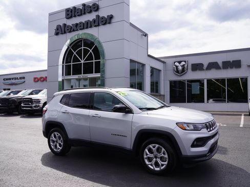 Used 2025 Jeep Compass Latitude w/ Sun & Sound Group AWD/4WD image 1