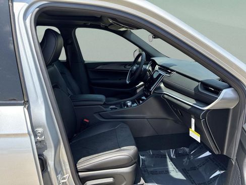 New 2025 Jeep Grand Cherokee Altitude RWD image 23